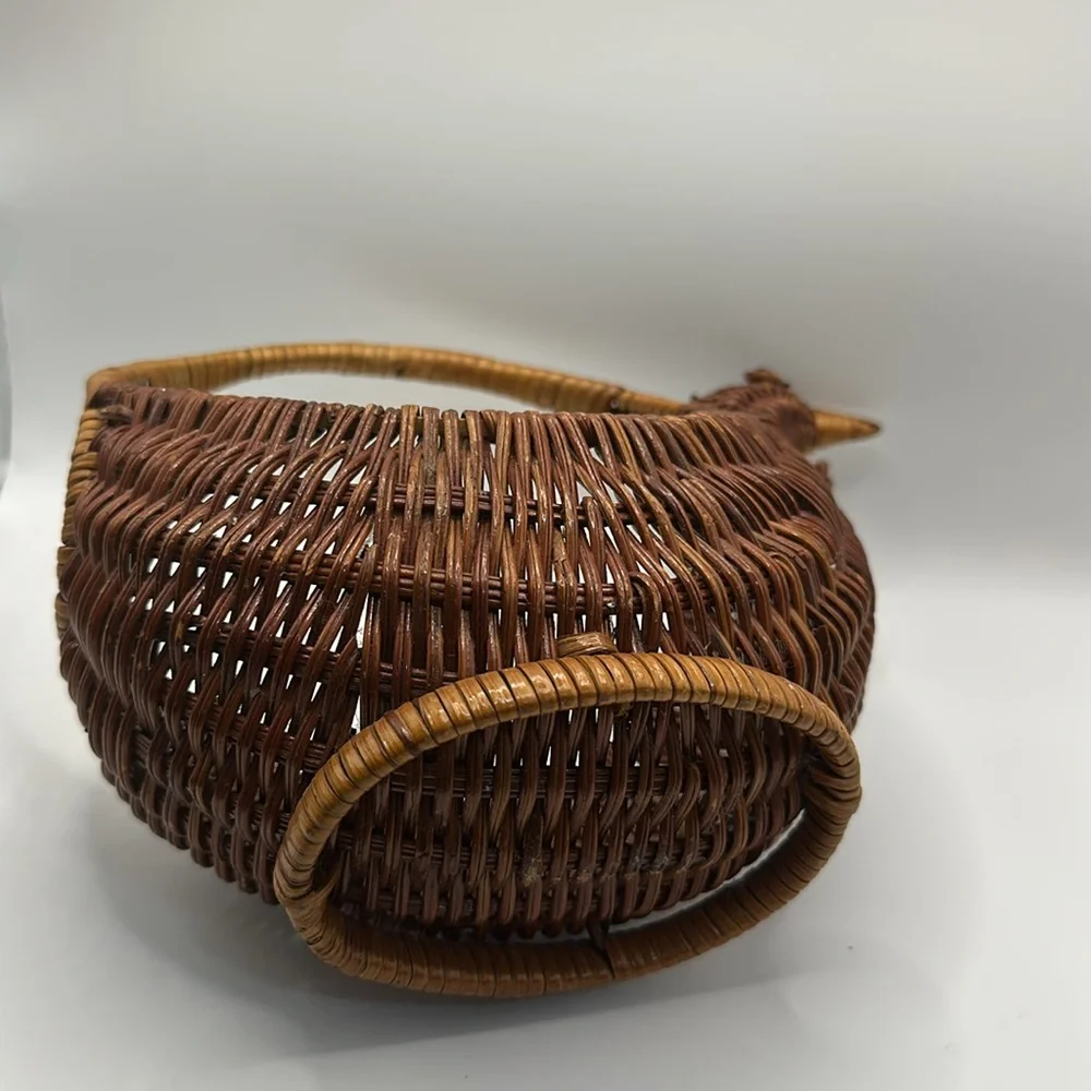 Vintage Rattan Wicker Basket Chicken Rooster Egg Handle Farmhouse 8.5x8.5”